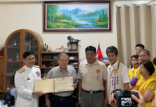 臺南榮民郭燕潁獲頒保衛臺灣紀念章 榮服處同感榮耀