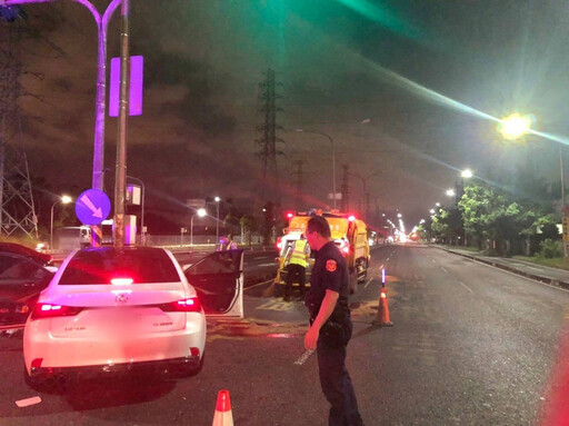 深夜自撞分隔島!小港警迅速處理沿海路交通事故