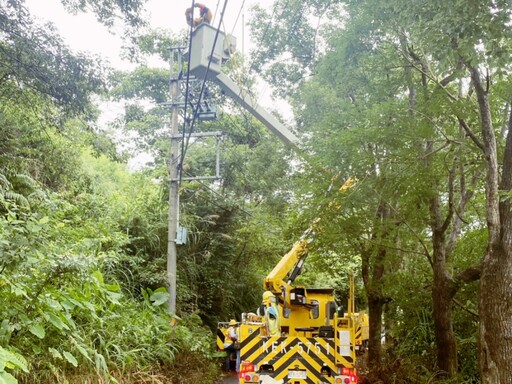 「丹娜絲颱風」從桃園新竹交界出海 台電新竹增派人力全力恢復供電