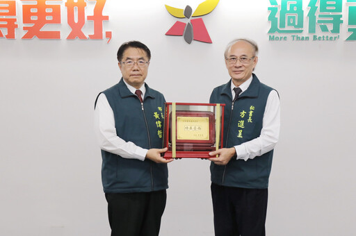 台南市政府秘書長方進呈屆齡退休,黃偉哲頒獎表彰