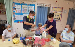 來杯消暑一夏 彰化榮家日照中心住民享鮮果飲饗宴