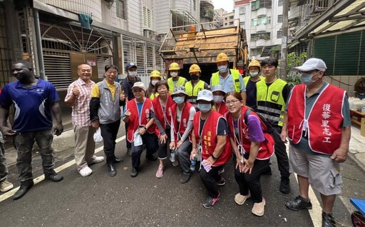 桃市府聯手甘比亞志工清出近7公噸垃圾 改善中壢囤積資收戶居家環境