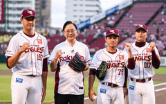 張善政應邀赴日本樂天金鷲主場開球 宣布桃園11月舉辦臺日韓棒球交流賽