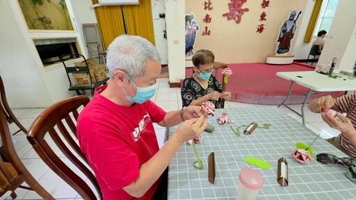 彰化榮家長輩手作巧藝 百元鈔變玫瑰迎父親節
