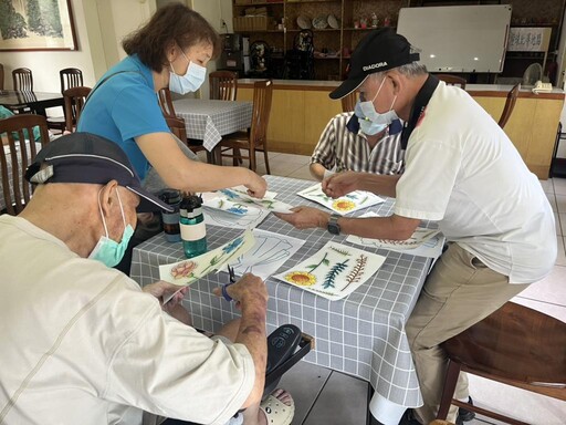 彰化榮家喜迎88父親節 住民剪紙拼貼花束樂趣多