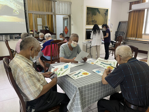 彰化榮家喜迎88父親節 住民剪紙拼貼花束樂趣多