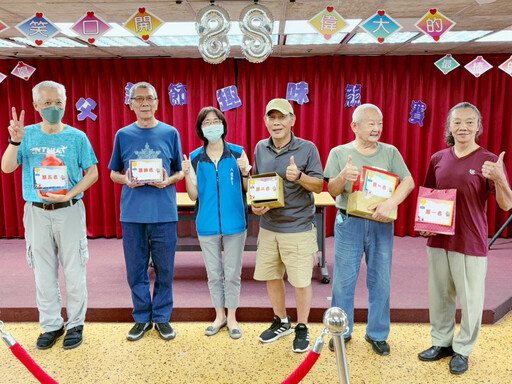 花花愛心團歌聲舞姿傳遞敬意 攜手八德榮家住民長輩歌舞同慶父親節