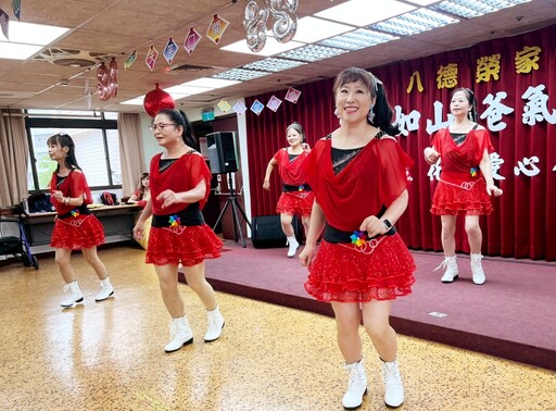 花花愛心團歌聲舞姿傳遞敬意 攜手八德榮家住民長輩歌舞同慶父親節