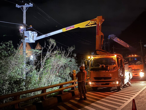 楊柳颱風侵襲 台電台東區處夜未眠為山區點亮返家燈火