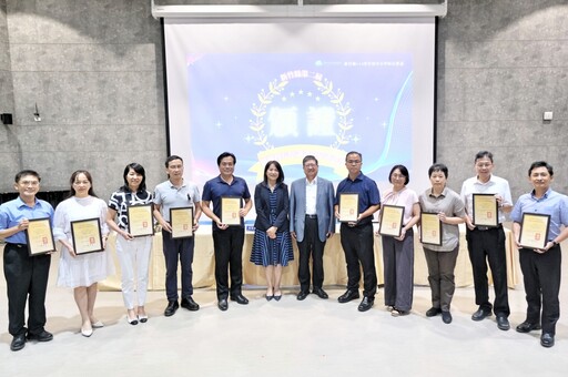 竹縣中小學校長會議137位校長齊聚 楊文科縣長頒發師傅校長培訓證書