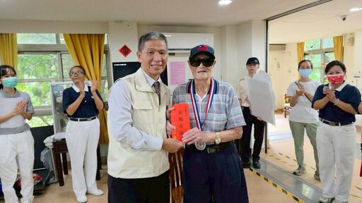彰化榮家軍人節表揚抗戰榮民郭振華伯伯獲頒紀念章慰勉金