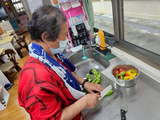 彰化榮家日照中心烤肉趣 一起夯出中秋味