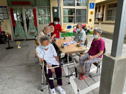 彰化榮家日照中心烤肉趣 一起夯出中秋味