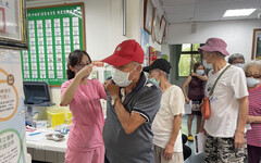 彰化榮家流感新冠疫苗接力接種 溫馨贈銀耳露守護長輩健康