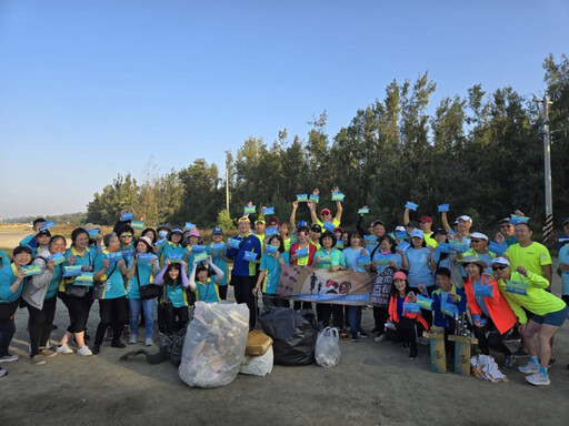 臺南古都馬拉松 20 週年 百位跑者淨灘守護海洋