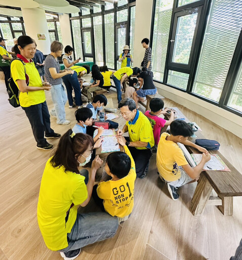 AI蟋蟀帶路!虎頭埤智慧眼鏡服務上線 口埤實小率先體驗