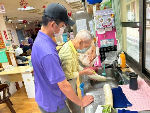 彰化榮家日照中心手做蘿蔔糕 爺奶炊出懷舊好滋味