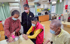 彰化榮家日照中心手做蘿蔔糕 爺奶炊出懷舊好滋味