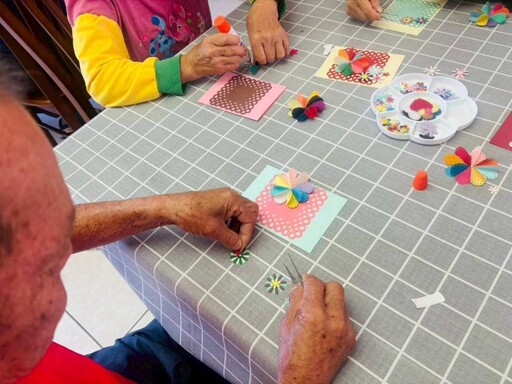 彰化榮家幸福手作花片卡 提升長輩交流互動