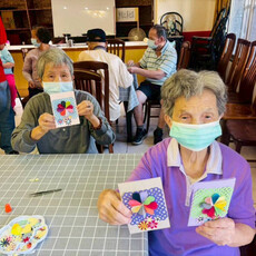 彰化榮家幸福手作花片卡 提升長輩交流互動