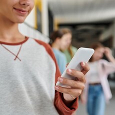 海豚式教養：高科技時代養出獨立健康孩子