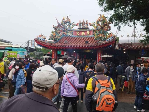 紫南宮元旦發送蛇年錢母 信眾冒雨祈福場面熱烈