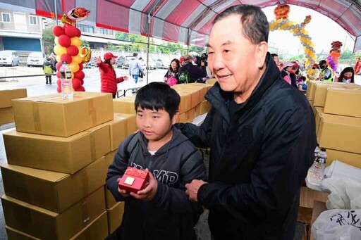 紫南宮元旦發送蛇年錢母 信眾冒雨祈福場面熱烈