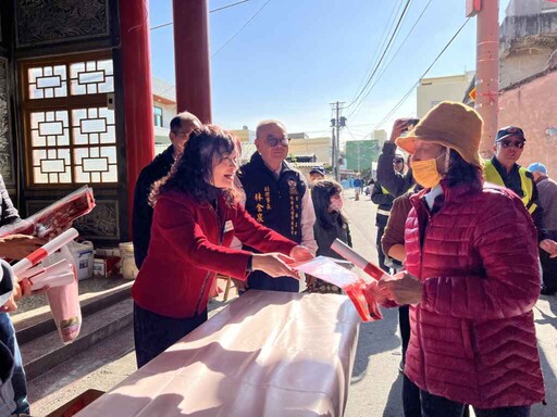 芳苑鄉小龍接福送春聯 財神送福糖傳遞新年祝福