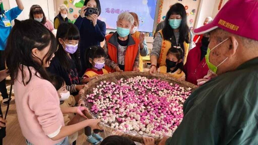 田中秀和苑日照中心老幼共學 祖孫同樂搓湯圓慶元宵