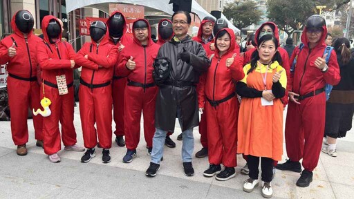 彰化古城踩街嘉年華 林世賢變裝《魷魚遊戲》部隊長搭配英熙吸睛