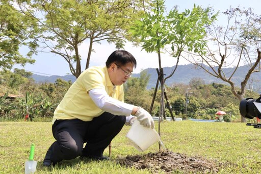 黃偉哲號召企業植樹護環境 啟動「遠東百貨植樹貳年」計畫