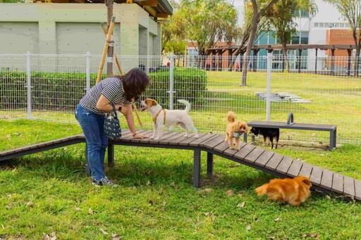 彌陀公園打造寵物友善空間 臘腸狗造型入口萌翻遊客