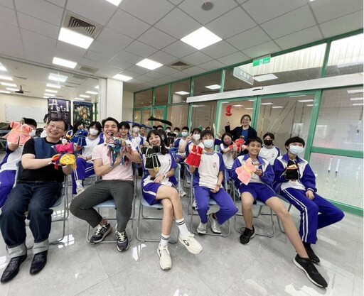 台積心築藝術季登場 竹縣國中生體驗布袋戲與北管文化