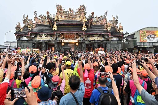 白沙屯媽祖駐駕受天宮過夜 趕早起駕許淑華獻花送駕