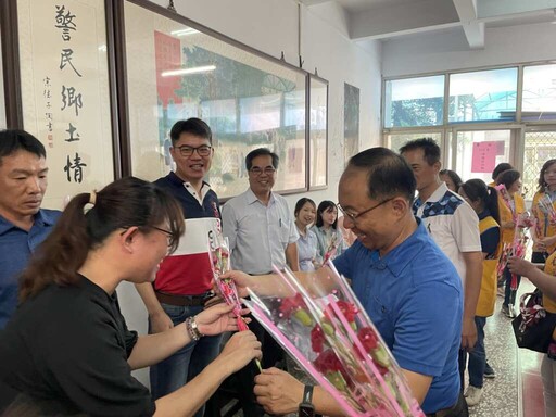 斗六分局慶祝母親節！ 張澤銘獻上康乃馨溫馨祝福