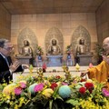 侯友宜法鼓山禮佛、浴佛 祈願市政推動順利