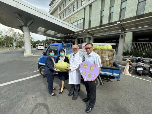 一顆西瓜的重量! 雲基院長親贈甘甜慰勞 力挺第一線與在地農民