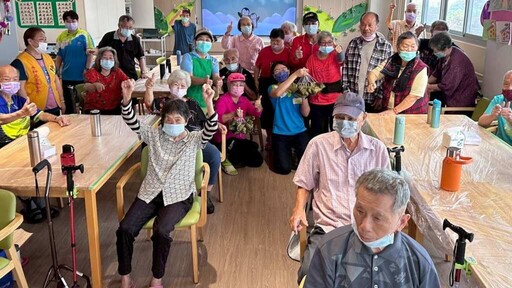 端午佳節傳遞溫情 田中秀和苑日照中心長者樂包粽