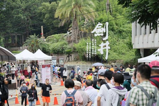 蛇龍午慶端午 鐵砧山劍井取午時水500瓶搶領一空
