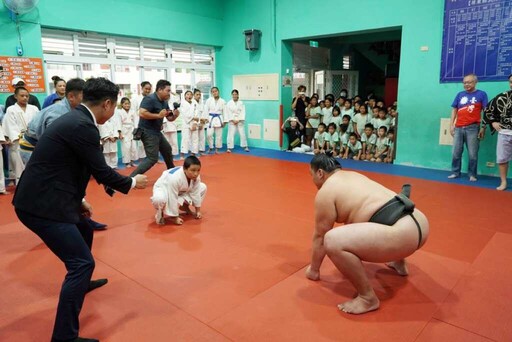日本力士赴武潭國小示範演出 相撲與柔道切磋交流