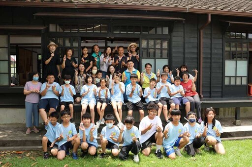 山腳國小活化日式宿舍 縣長夫人開箱「植藺小舍」體驗編織