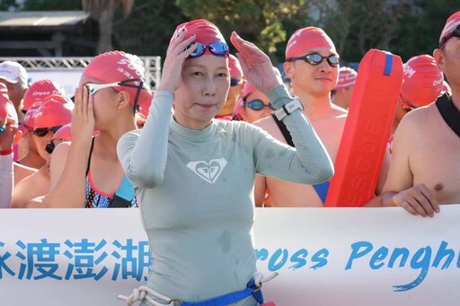 泳渡澎湖灣500公尺體驗組率先登場 金馬女星丁寧與澎湖海王子林育夙熱情參與