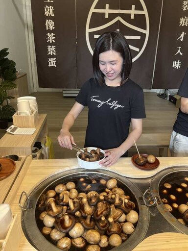 青年返鄉傳承父親手藝 日月潭「阿伯茶葉蛋」飄香再進化