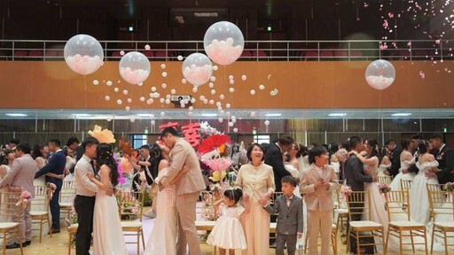 屏東集團婚禮浪漫登場 30對新人攜手共譜幸福篇章