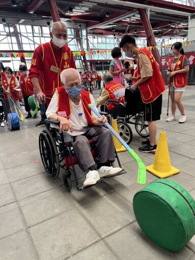 童玩喚童心 華山基金會愛老人運動會陪「老玩童」重拾純真