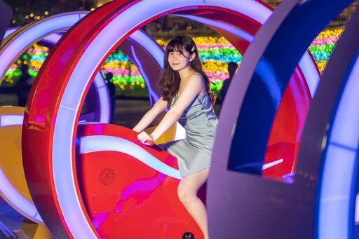 碧潭水舞倒數中 煙花「騎激」綻放趕緊衝