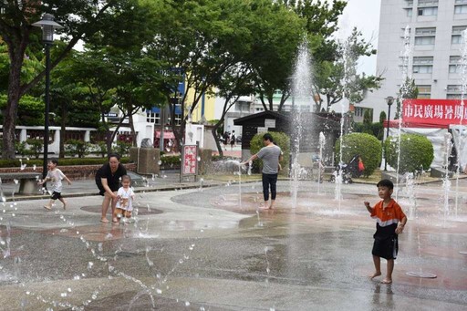 苗栗市民廣場戲水設施 首辦「星光親水夜」活動