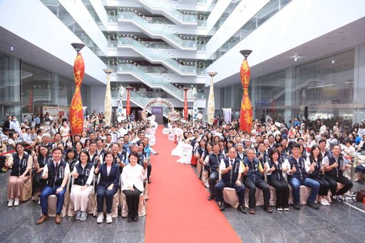 戀愛巴士載進愛的殿堂!台中市聯合婚禮市府見證50對新人牽手一生