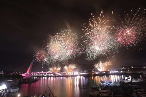 仲夏繽紛樂煙火秀 近6萬人齊聚漁人碼頭賞煙花、觀北藝季走秀