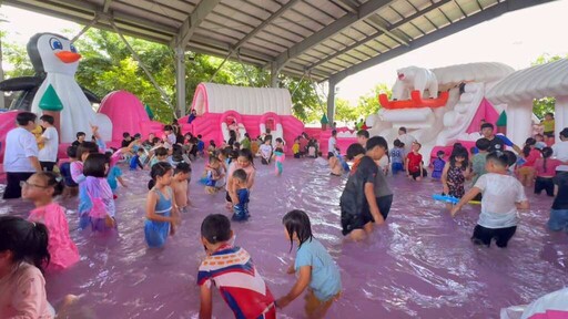 影／芬園夏日親水派對開跑 「極地冰雪」氣墊水樂園吸睛